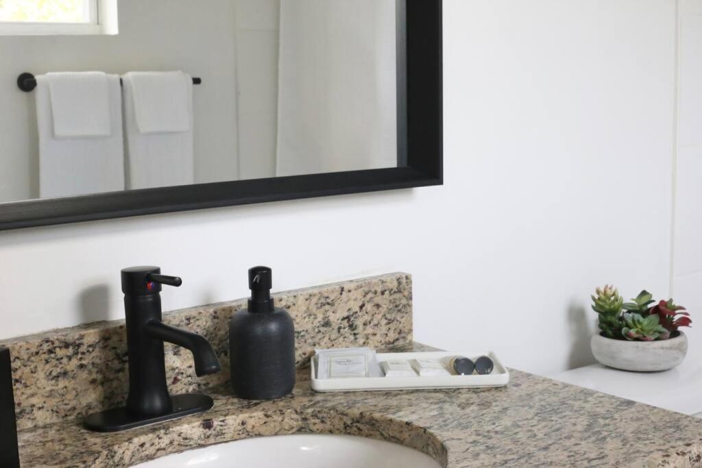 Sanctuary Gainesville Bright 2 Bedroom King Condo Ngoại thất bức ảnh