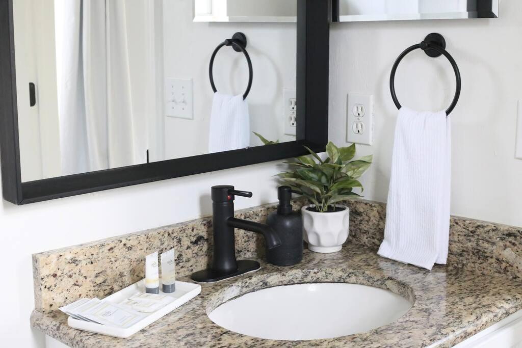 Sanctuary Gainesville Bright 2 Bedroom King Condo Ngoại thất bức ảnh